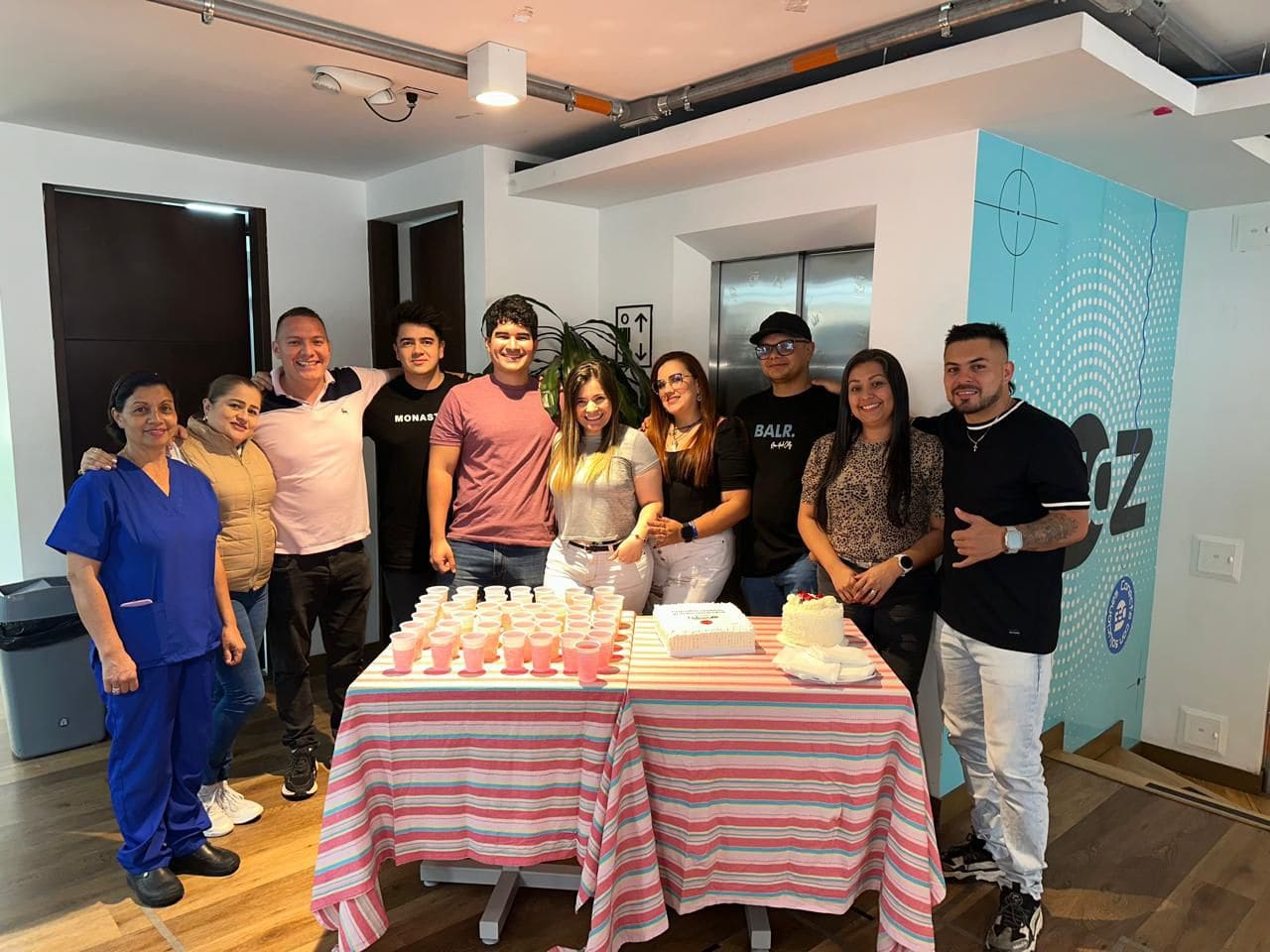 Equipo de VOZ360 en una celebración